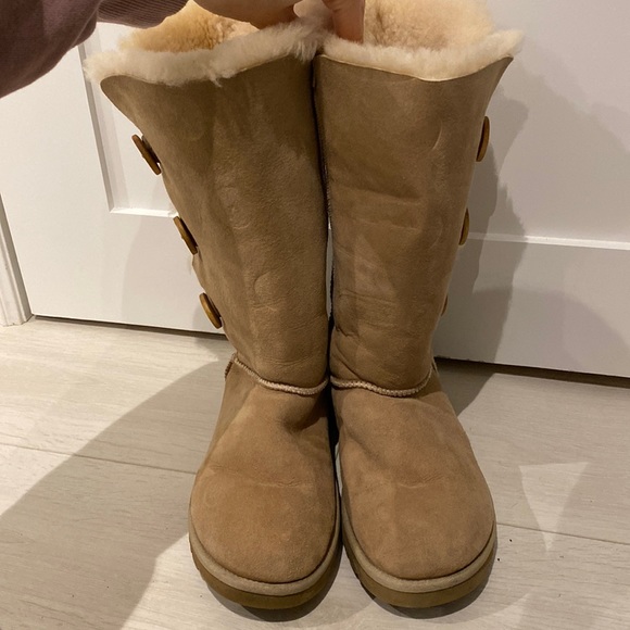Authentic Bailey Button Triplet Ugg Boot - Picture 2 of 5